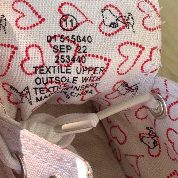 New Toddler Girl's Peanuts Snoopy White Canvas Slip On Shoes Various Sizes NIB - Picture 9 of 11